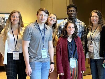 Professor Dr. Paula Whitaker(左)和心理学学生Miles Raven, Trinity Spencer(上)以及Naomi Portugal, Ethan Speece and Tiara Battermann. (Photo provided)  